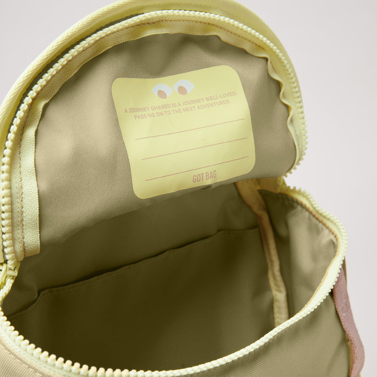 GOT BAG Kids Adventure Daypack Kinderrucksack in Pistaziengrün (nori), Detailaufnahme des Innenraums mit Label