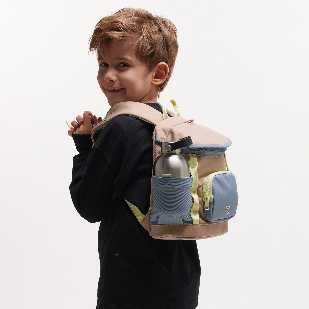 GOT BAG Kids Adventure Daypack Kinderrucksack in Beige (sandbar), von einem Kind auf dem Rücken getragen