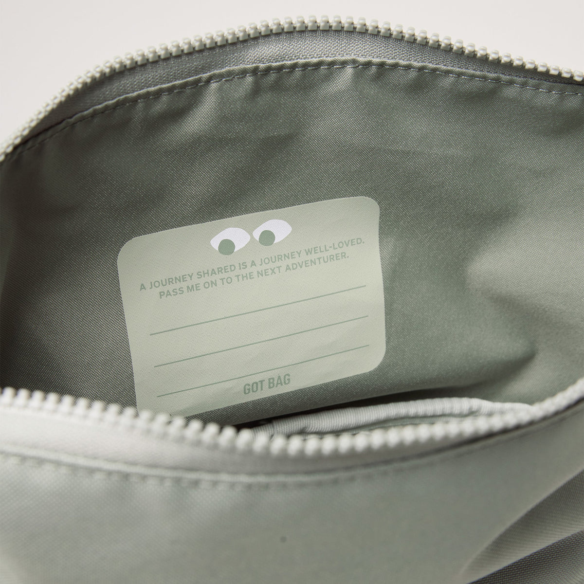 GOT BAG Kids Adventure Rolltop Kinderrucksack in Salbeigrün (bass), Detailaufnahme des Innenetiketts