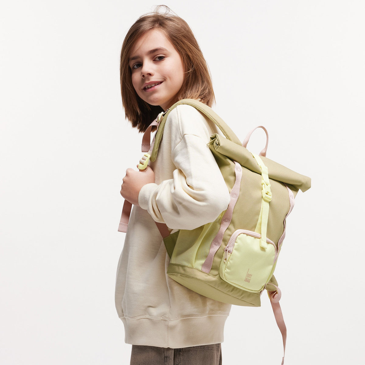GOT BAG Kids Adventure Rolltop Kinderrucksack in Pistaziengrün (nori), von einer Person auf dem Rücken getragen
