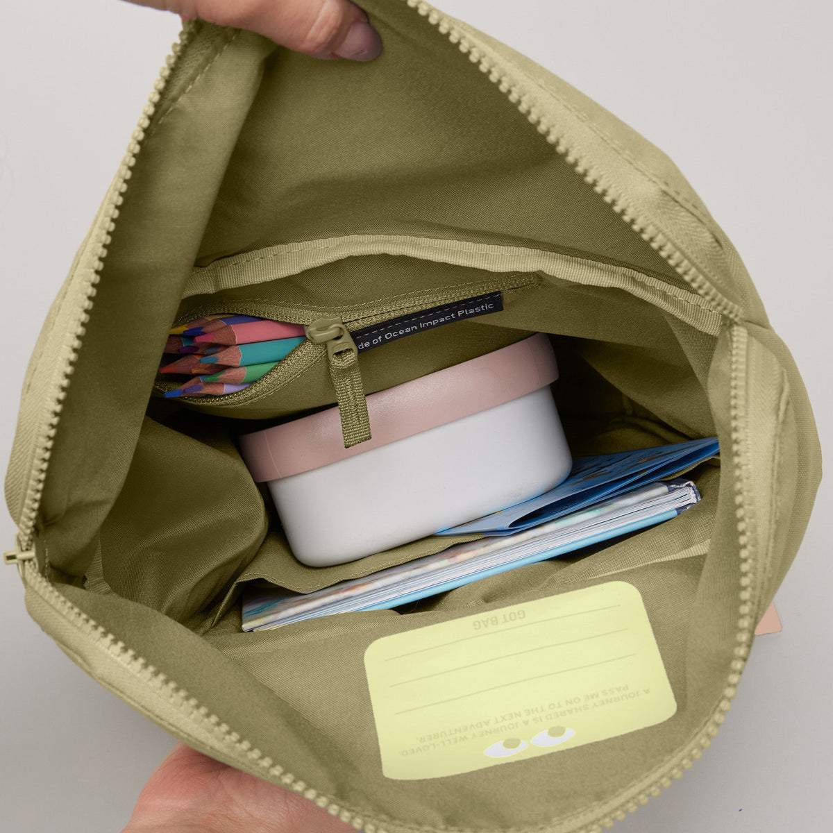 GOT BAG Kids Adventure Rolltop Kinderrucksack in Pistaziengrün (nori), Innenraum mit Stiften, Brotdose und Büchern