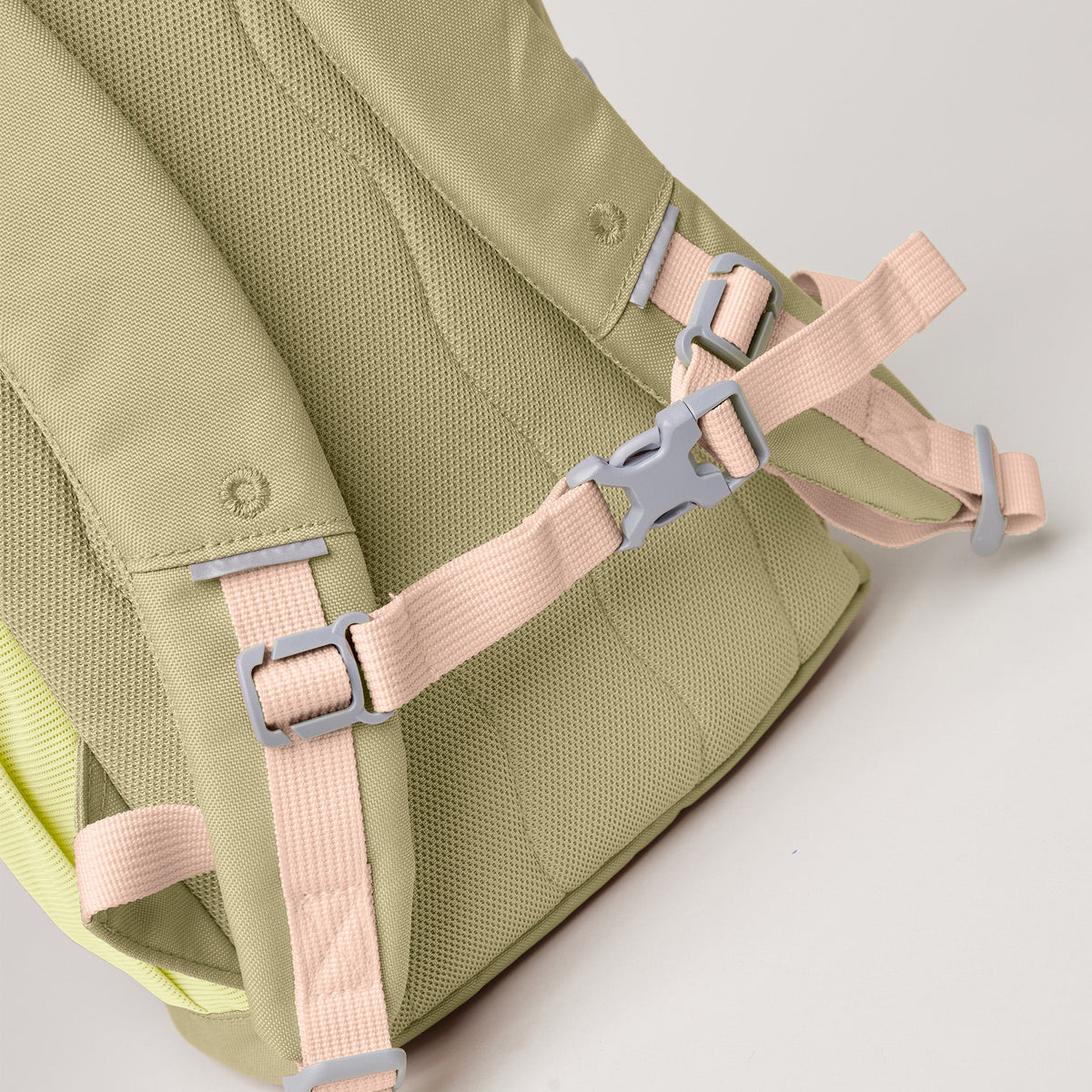 GOT BAG Kids Adventure Rolltop Kinderrucksack in Pistaziengrün (nori), Rückenteil mit Trägern und Schnalle
