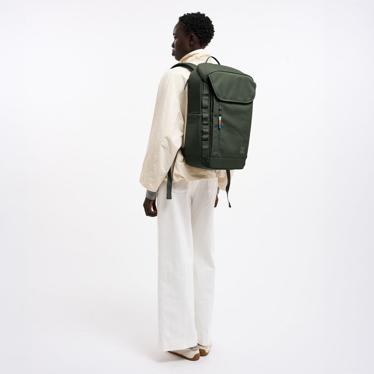 GOT BAG Pro Pack Laptoprucksack in Dunkelgrün (algae), von einer Frau auf dem Rücken getragen