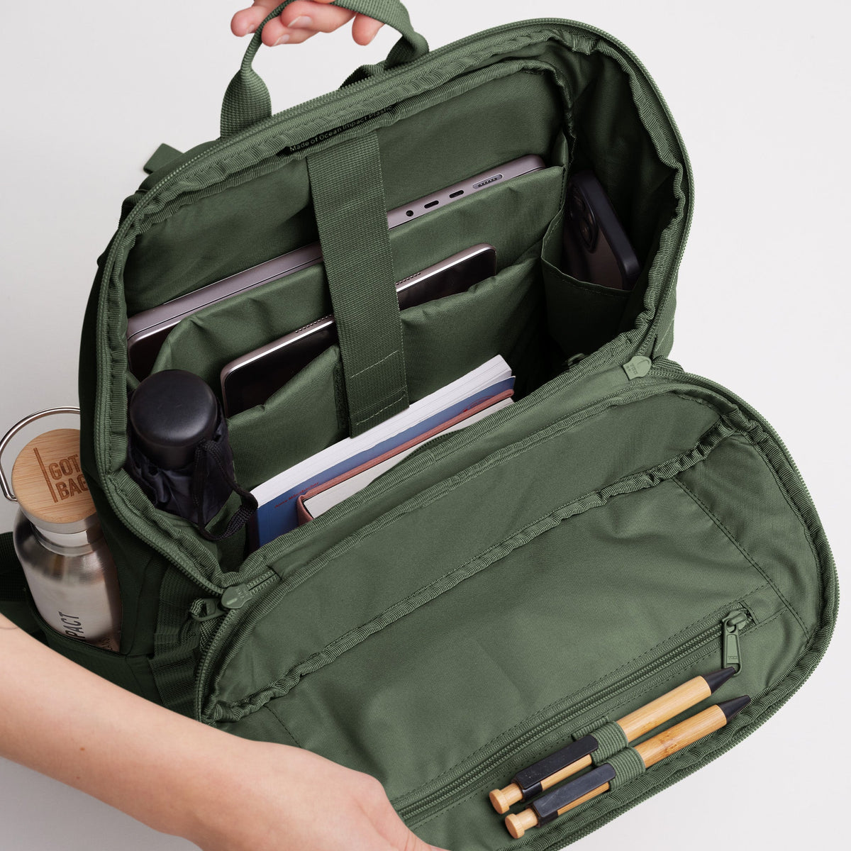 GOT BAG Pro Pack Laptoprucksack in Dunkelgrün (algae), geöffnet, Hände zeigen organisiertes Innenleben