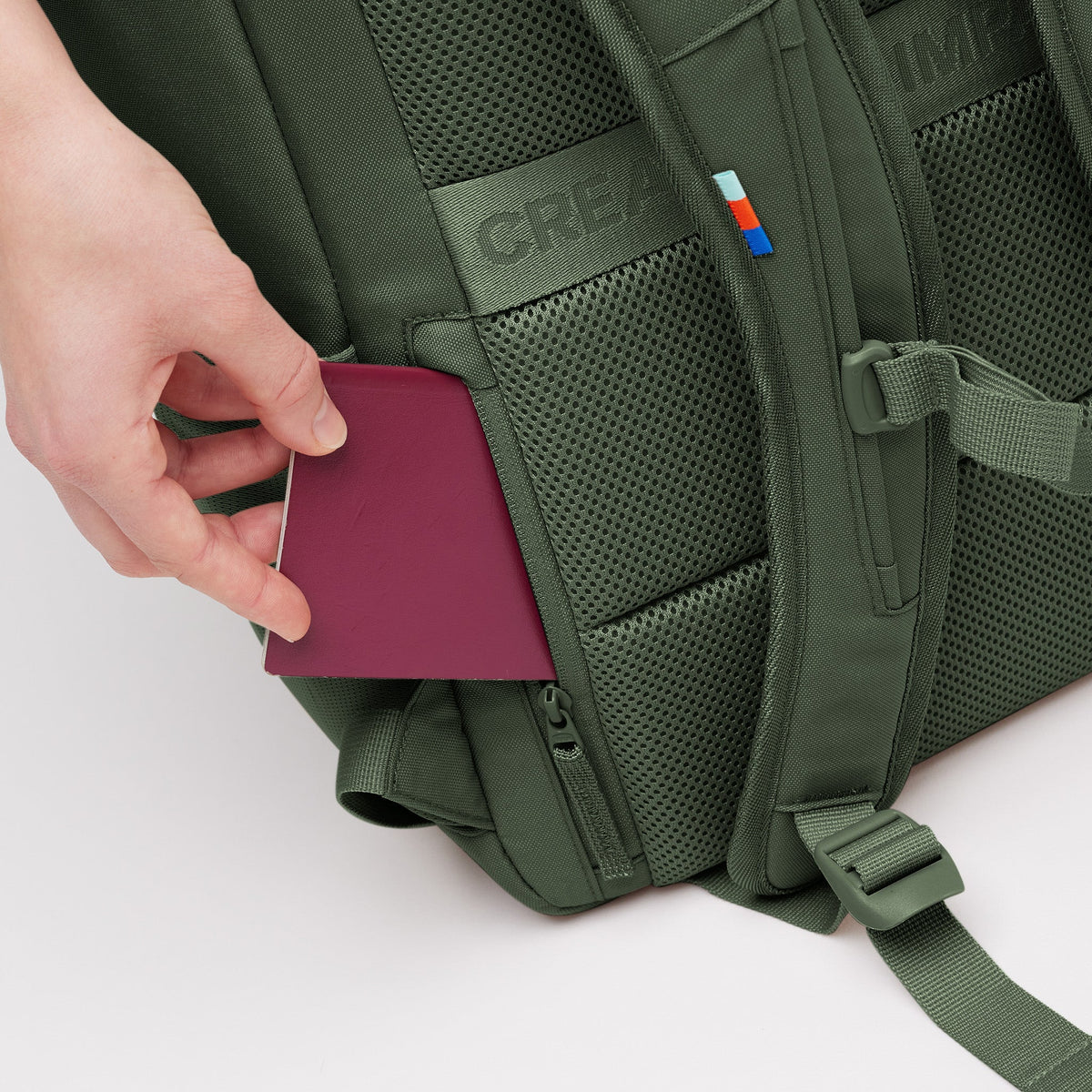 GOT BAG Pro Pack Laptoprucksack in Dunkelgrün (algae), Hand steckt einen Pass in verdeckte Tasche