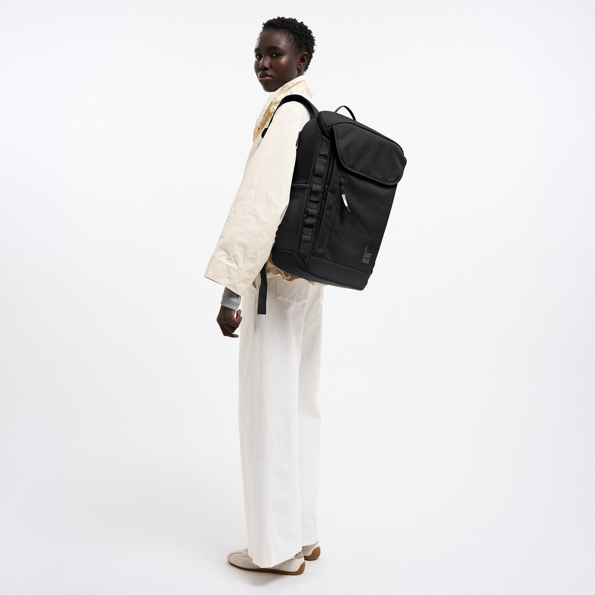 GOT BAG Pro Pack Laptoprucksack in Schwarz (Monochrome), von einer Frau auf dem Rücken getragen