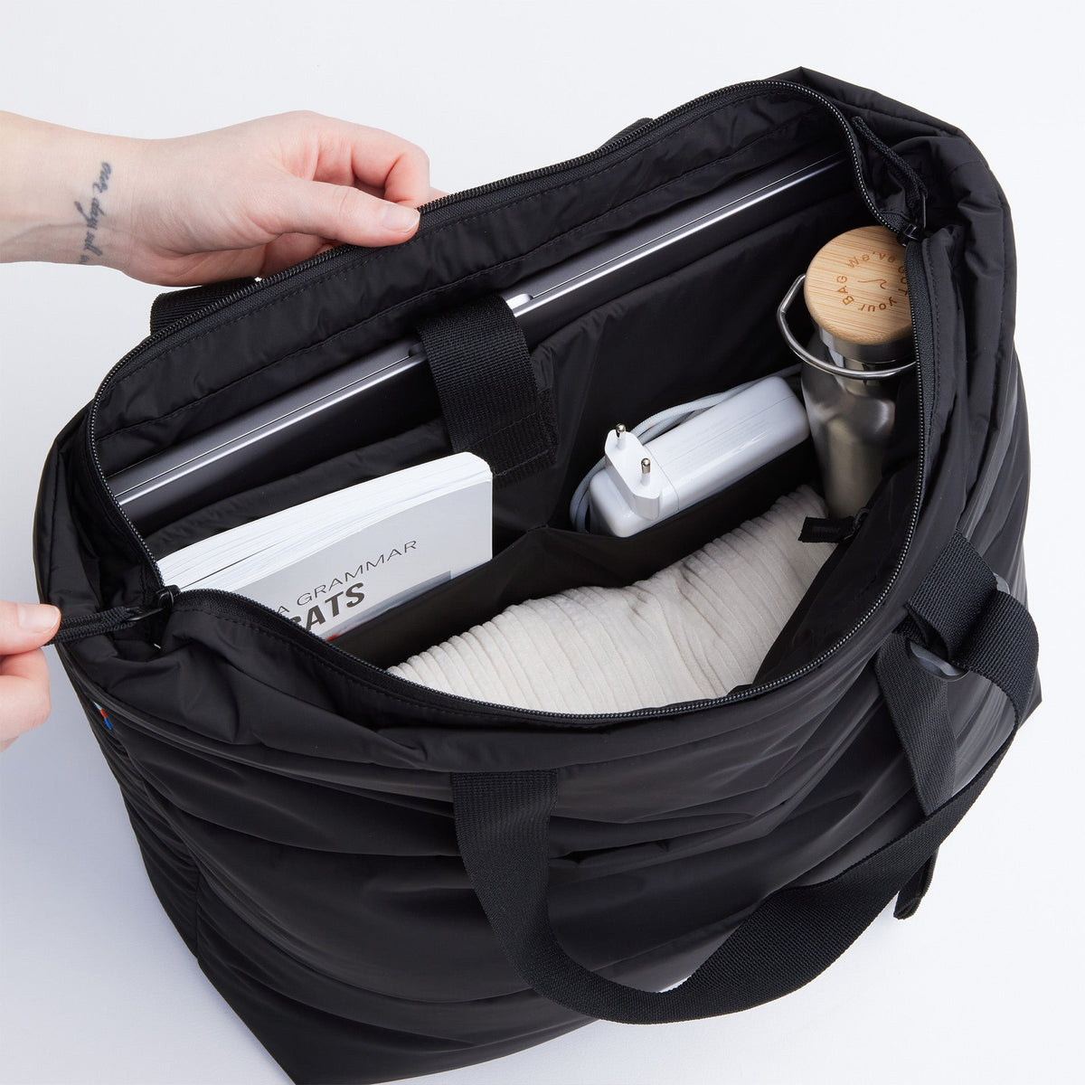 GOT BAG Puffer Tote Bag Tragetasche in Schwarz, geöffnet, mit Laptop und Alltagsdingen im Inneren