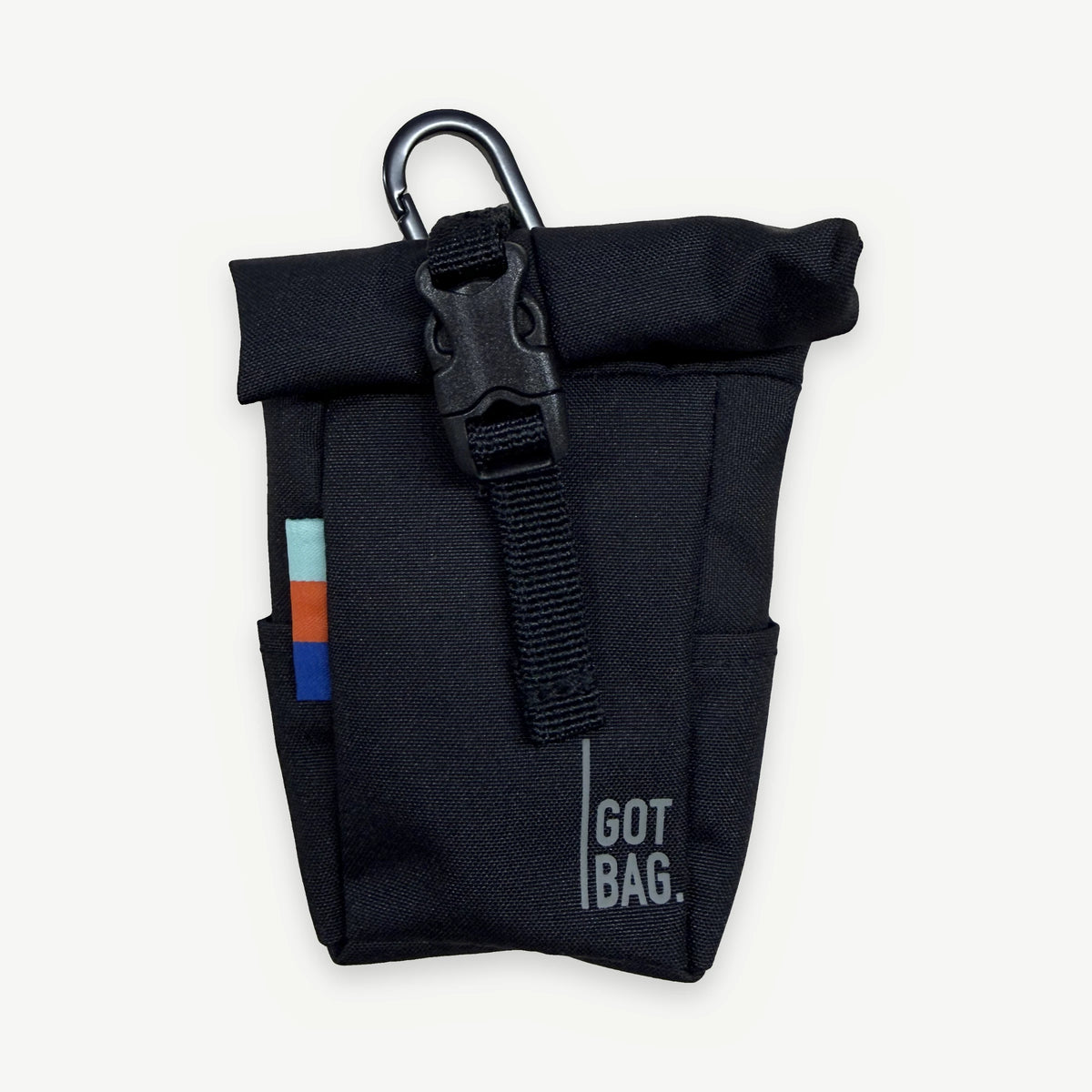 GOT BAG Rolltop Charm in Schwarz von vorn, zugerollt mit Steckschnalle und Karabiner
