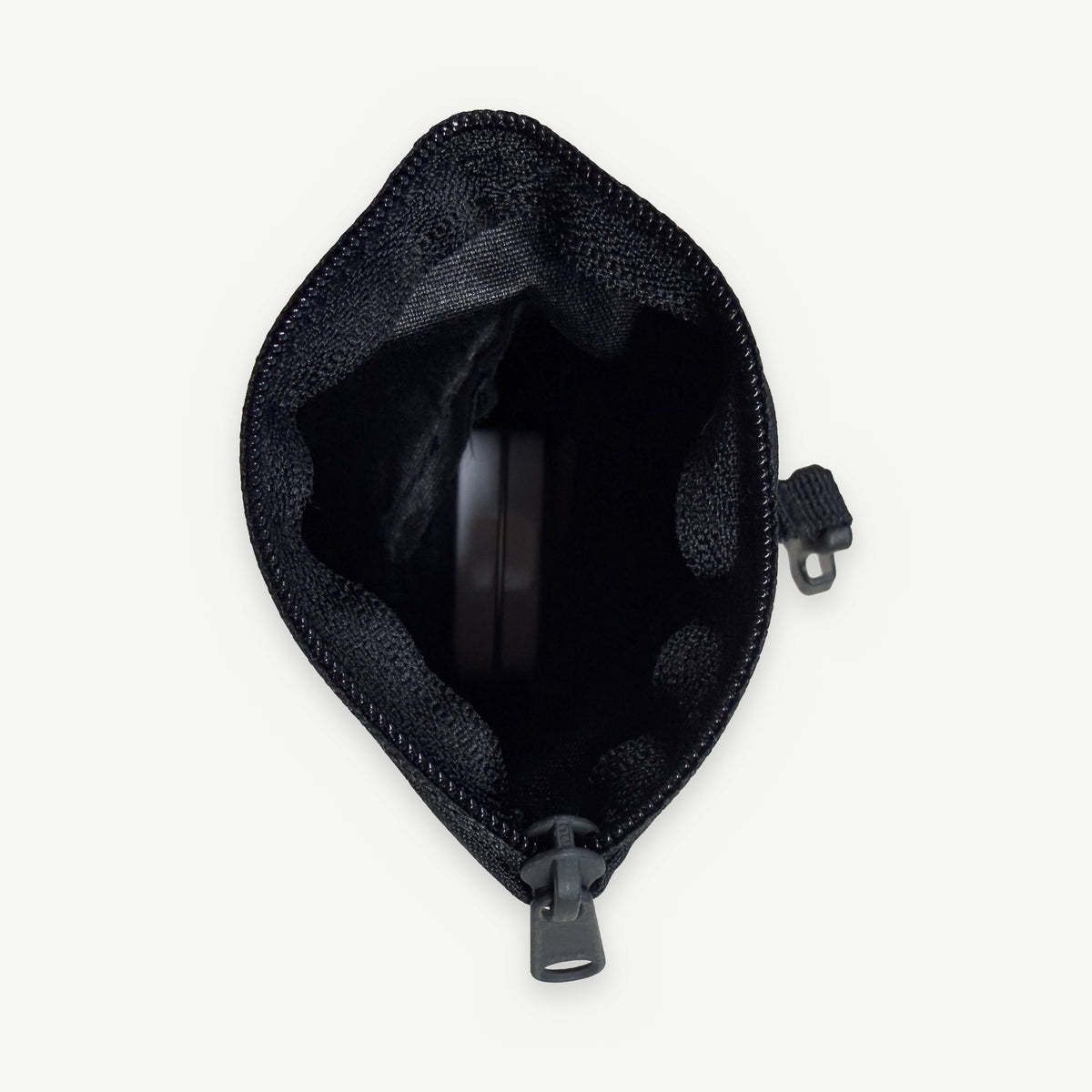 Blick in den geöffneten GOT BAG Rolltop Charm mit Reißverschluss