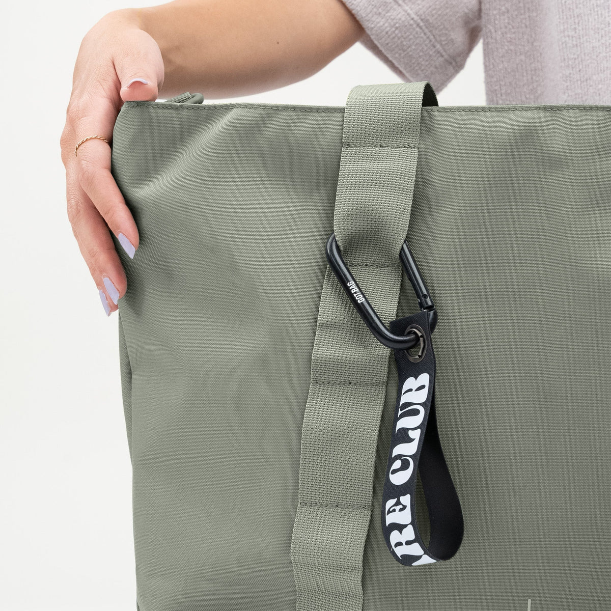 GOT BAG Tote Bag Monochrome Tragetasche in Salbeigrün (bass), von einer Frau in der Hand gehalten