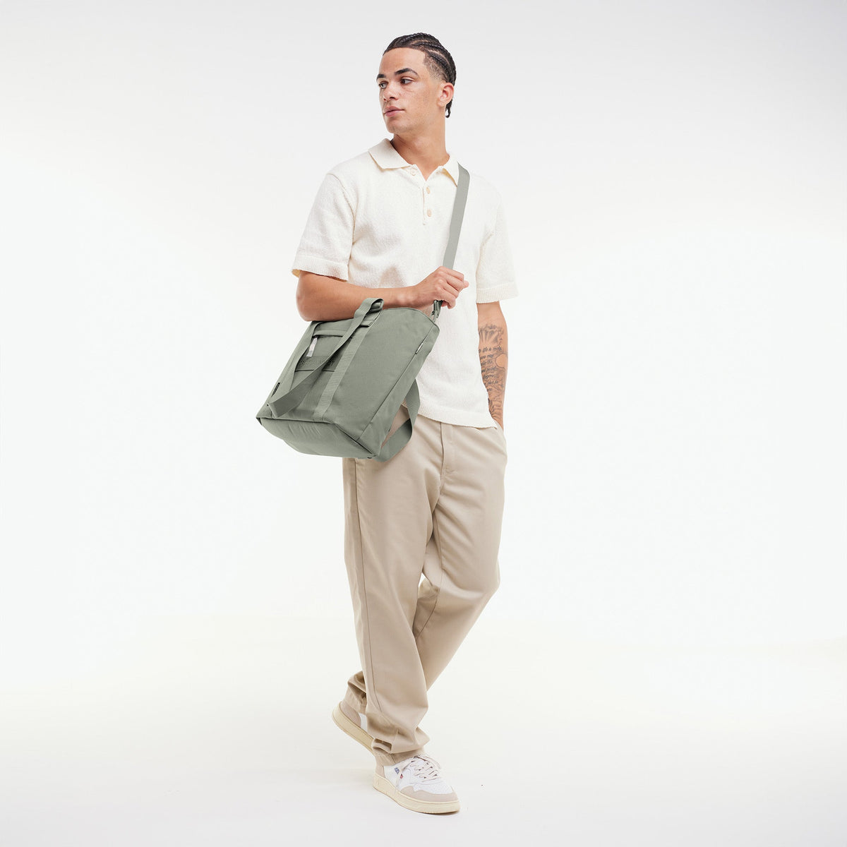 GOT BAG Tote Bag Monochrome Tragetasche in Salbeigrün (bass), von einem Mann über der Schulter getragen