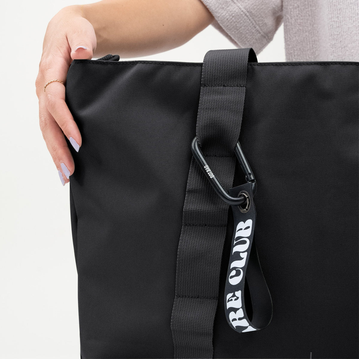 GOT BAG Tote Bag Monochrome Tragetasche in Schwarz, von einer Frau in der Hand gehalten