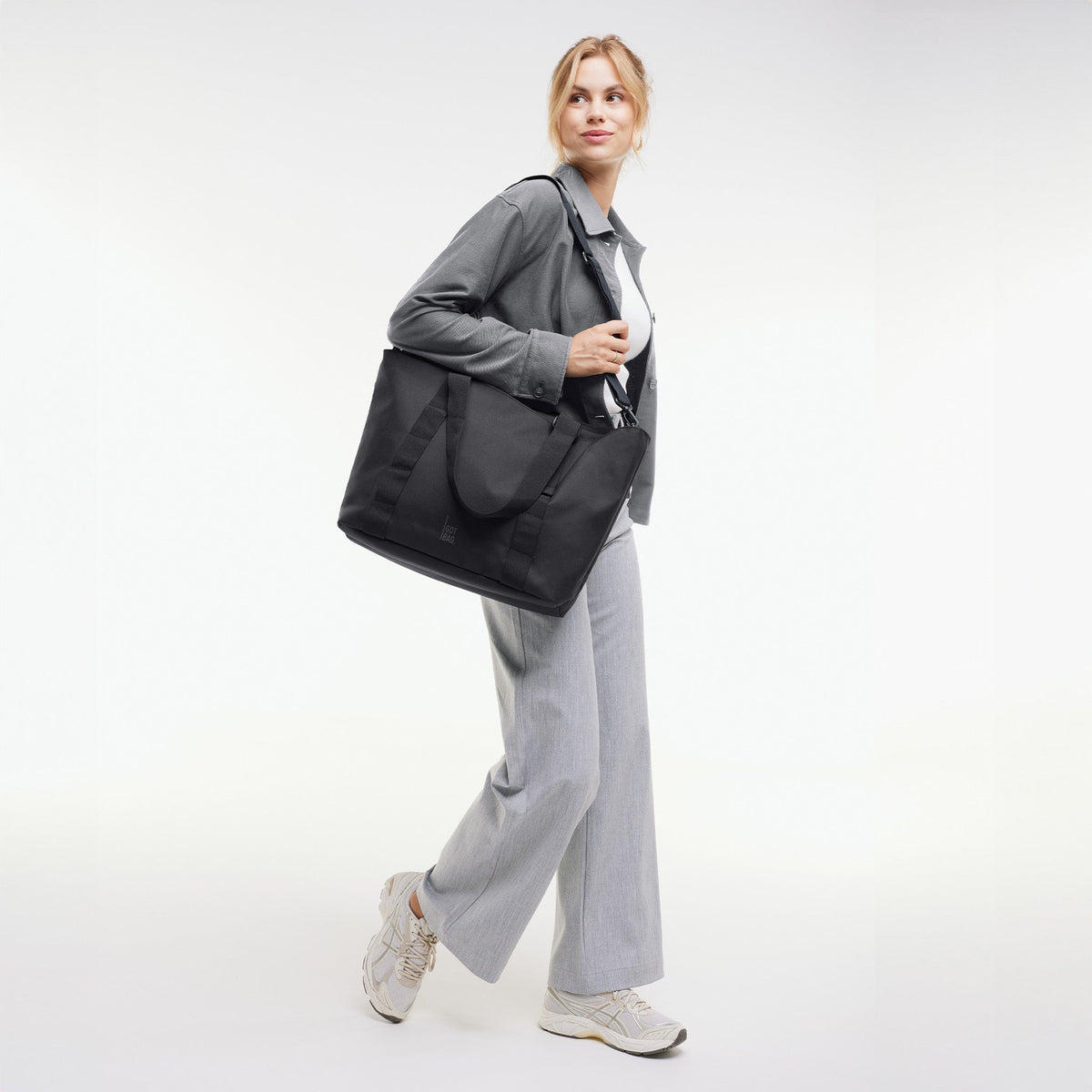 GOT BAG Tote Bag Monochrome Tragetasche in Schwarz, von einer Frau über der Schulter getragen