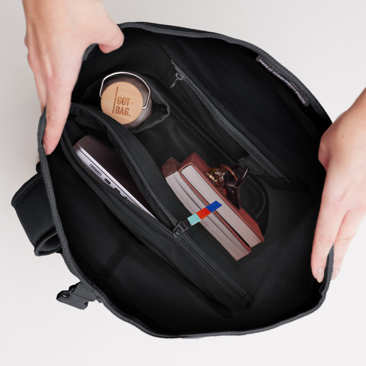GOT BAG Rolltop 2.0 Rolltop-Rucksack in schwarz, im Alltag getragen