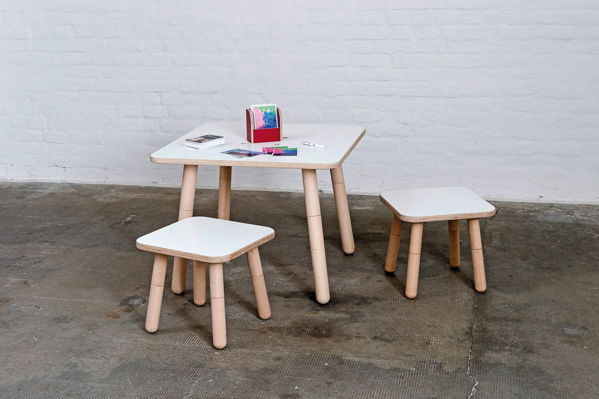 Kinderhocker growing table am Spieltisch