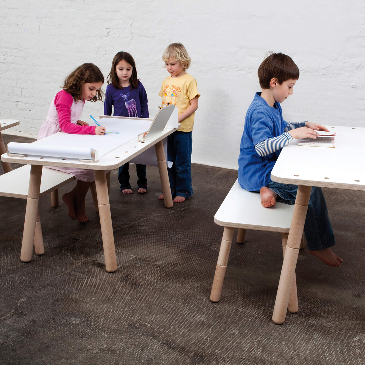 Kinderschreibtisch growing table Reinweiß im Kinderzimmer