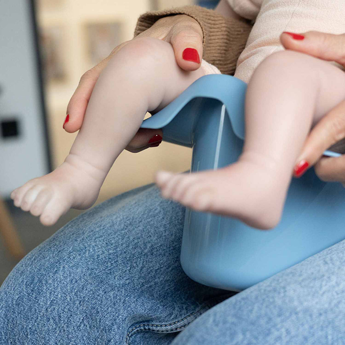 Abhaltetöpfchen für Babys Taubenblau von Kindsgut – Anwendungsbild 2