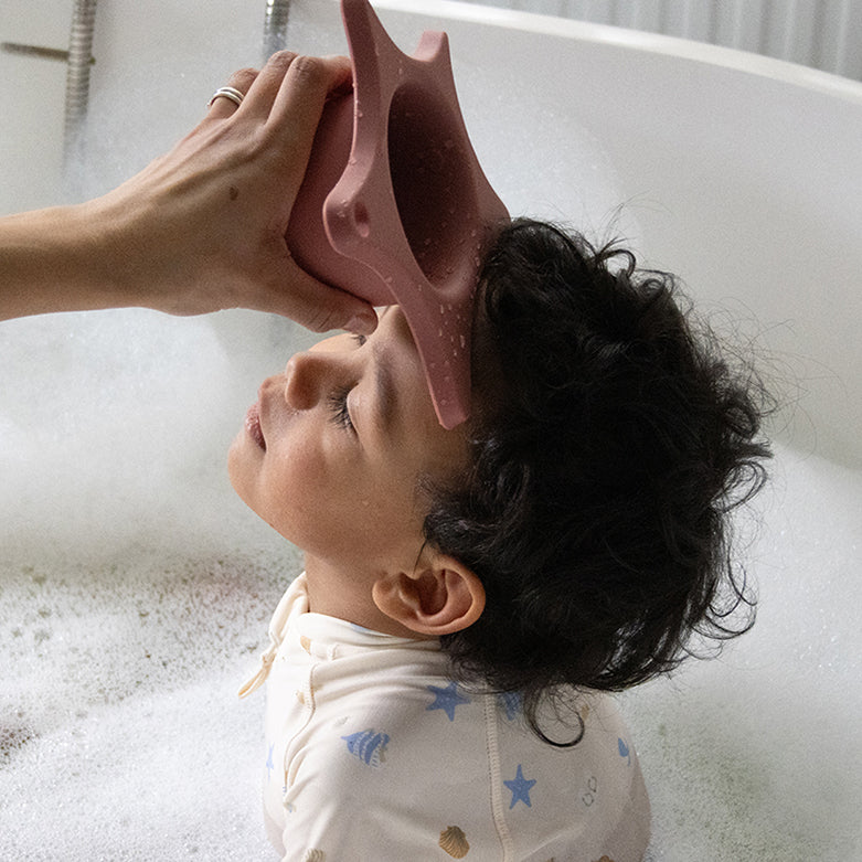 Duschhilfe für Babys & Kleinkinder Altrosa von Kindsgut – Anwendungsbild 4