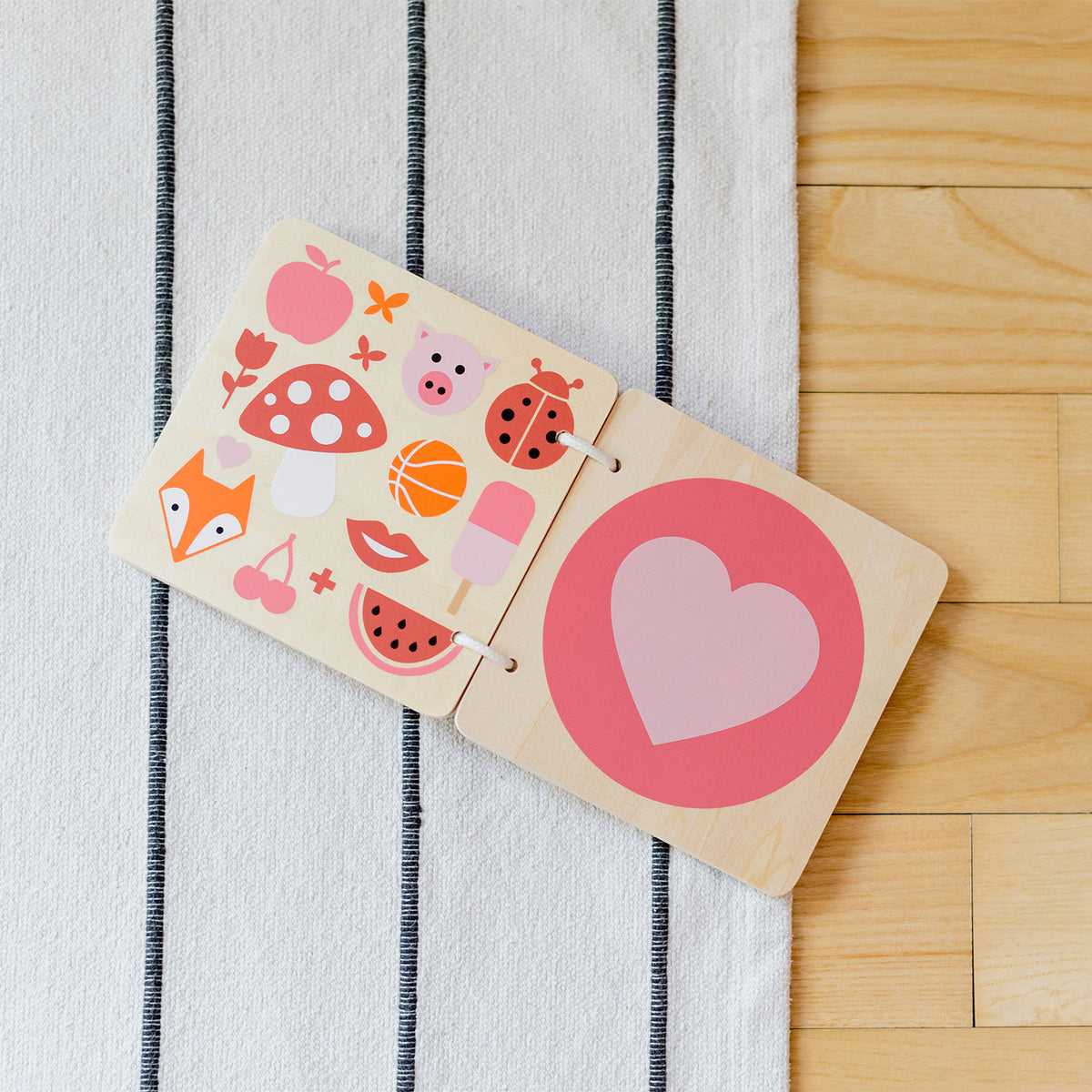 Babybuch aus Holz Farben von Kindsgut – Anwendungsbild 2