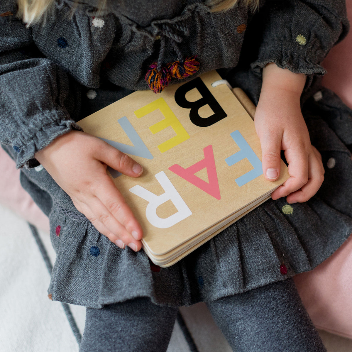 Babybuch aus Holz Farben von Kindsgut – Anwendungsbild 3