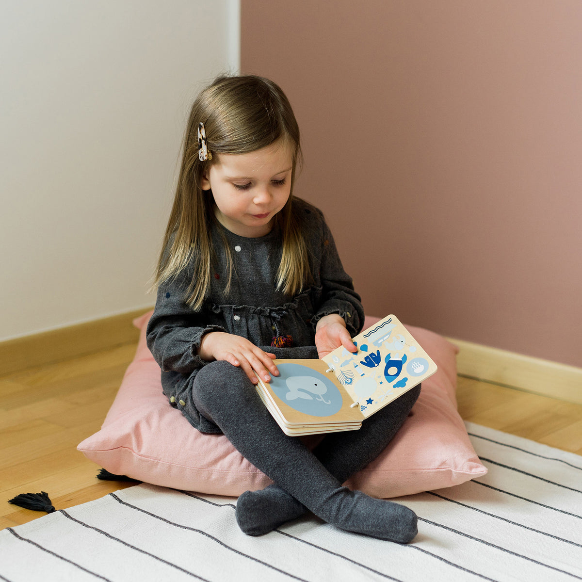 Babybuch aus Holz Farben von Kindsgut – Anwendungsbild 4
