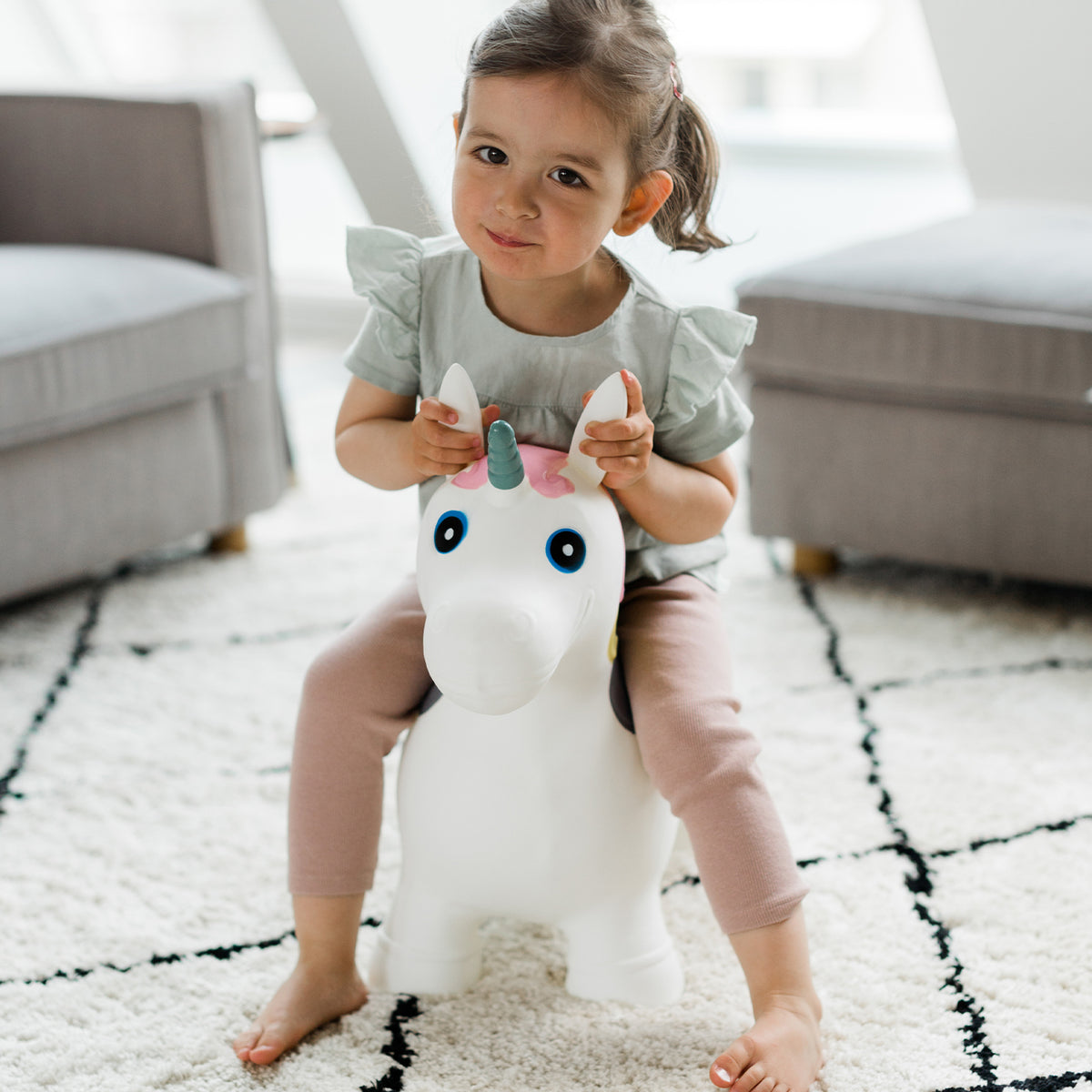 Hüpftier für Kinder Einhorn von Kindsgut – Anwendungsbild 2