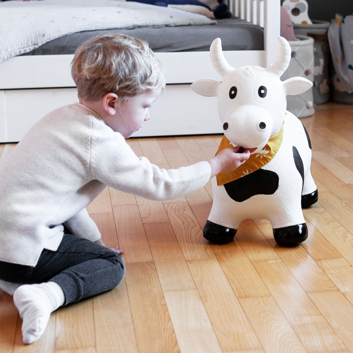 Hüpftier für Kinder Kuh von Kindsgut – Anwendungsbild 4