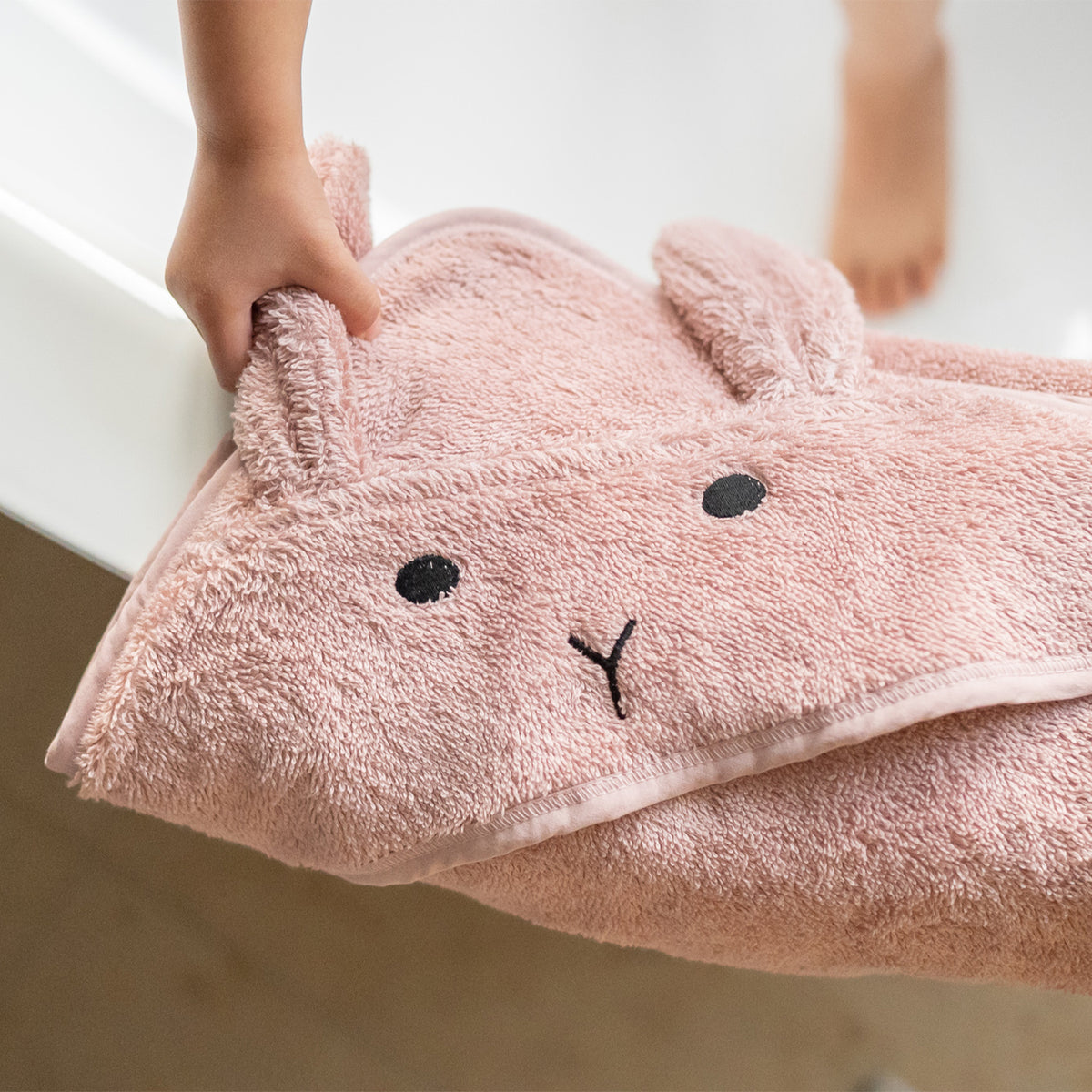 Kapuzenhandtuch Hase aus Baumwolle Rose von Kindsgut – Anwendungsbild 2