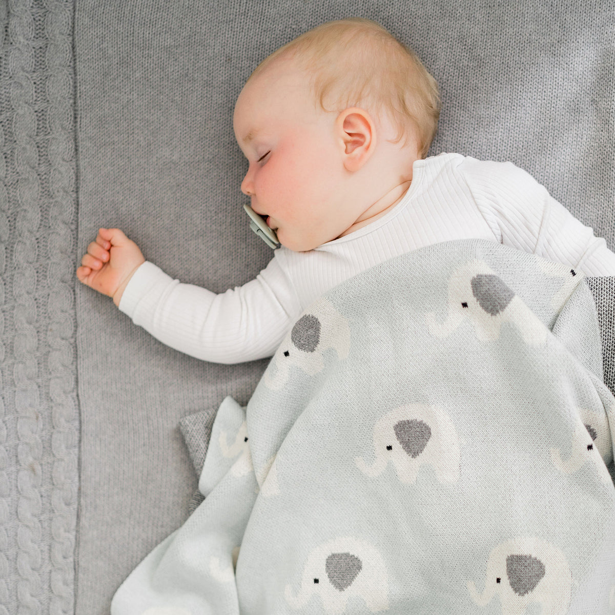 Strickdecke für Babys und Kinder 80 x 100 cm Elefanten von Kindsgut – Anwendungsbild 4
