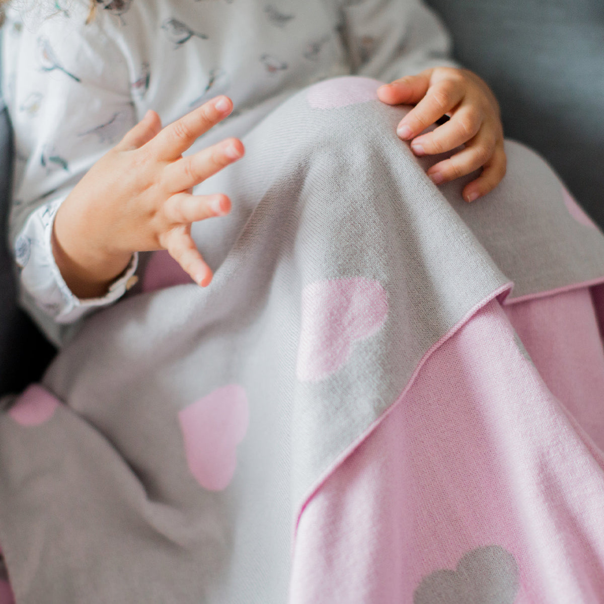 Strickdecke für Babys und Kinder 80 x 100 cm Herzen von Kindsgut – Anwendungsbild 4