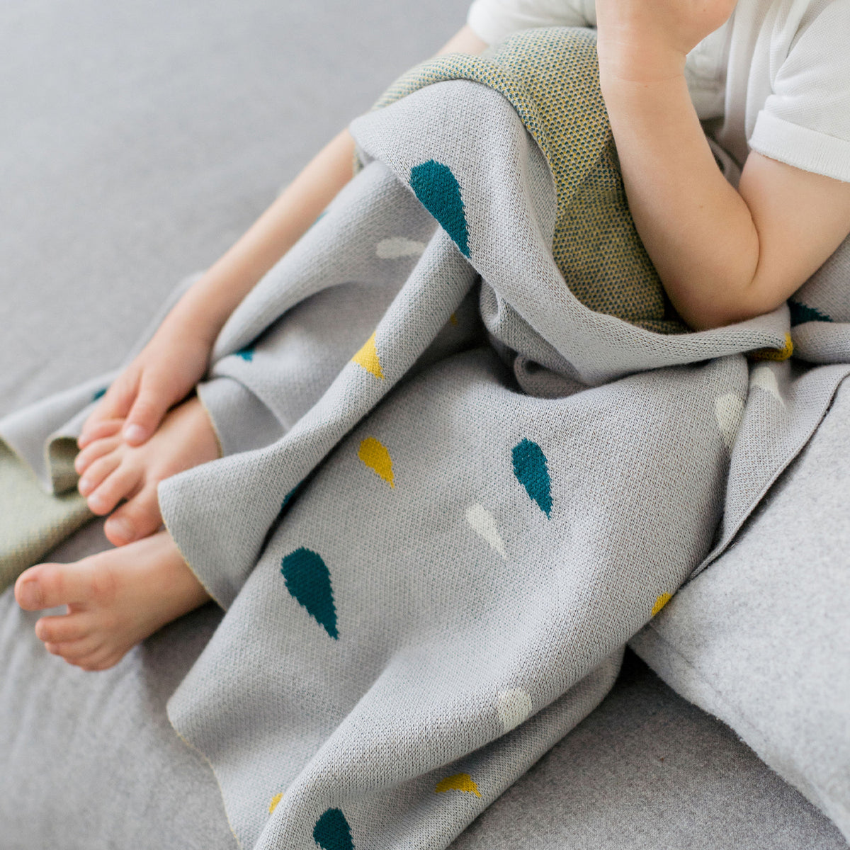 Strickdecke für Babys und Kinder 80 x 100 cm Regentropfen von Kindsgut – Anwendungsbild 4