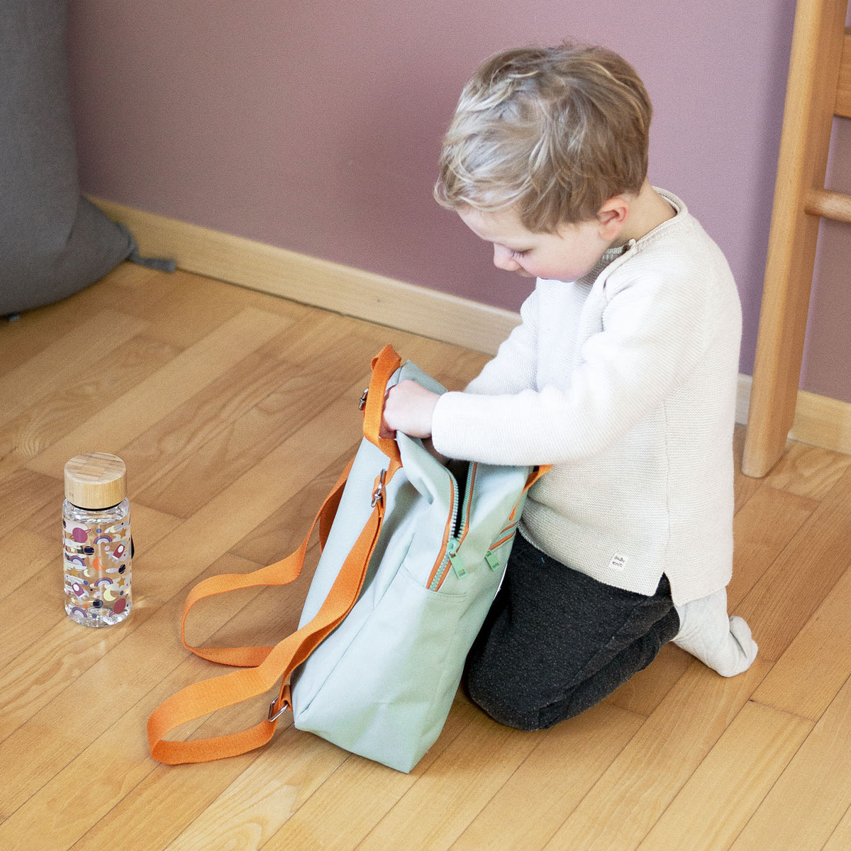 Kinderrucksack aus recycelten PET-Flaschen Mini Aquamarin von Kindsgut – Anwendungsbild 3