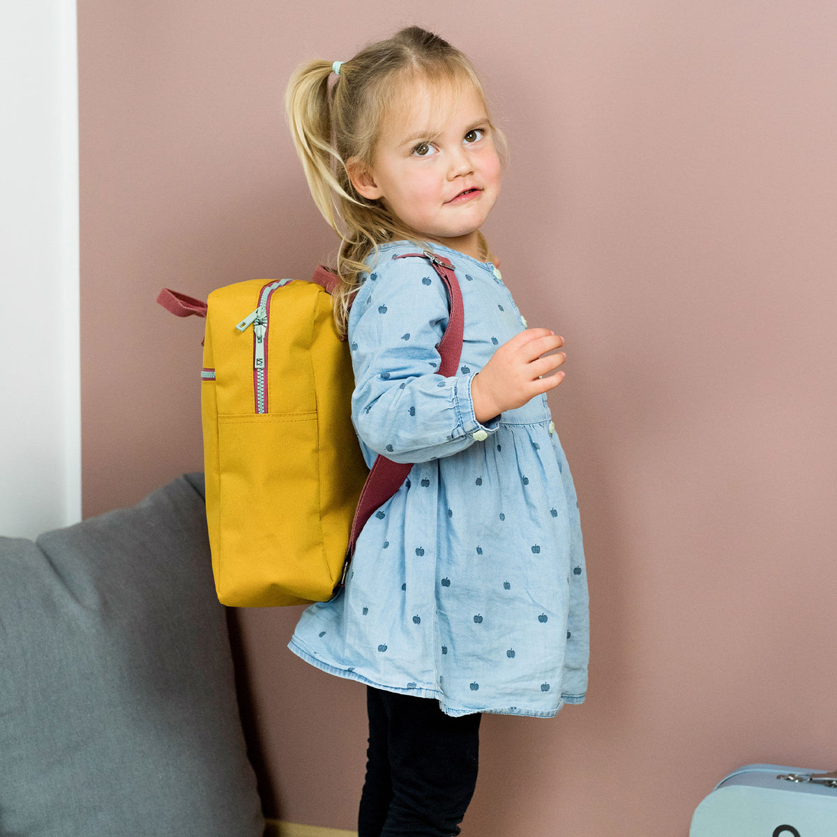 Kinderrucksack aus recycelten PET-Flaschen Mini Senf von Kindsgut – Anwendungsbild 2
