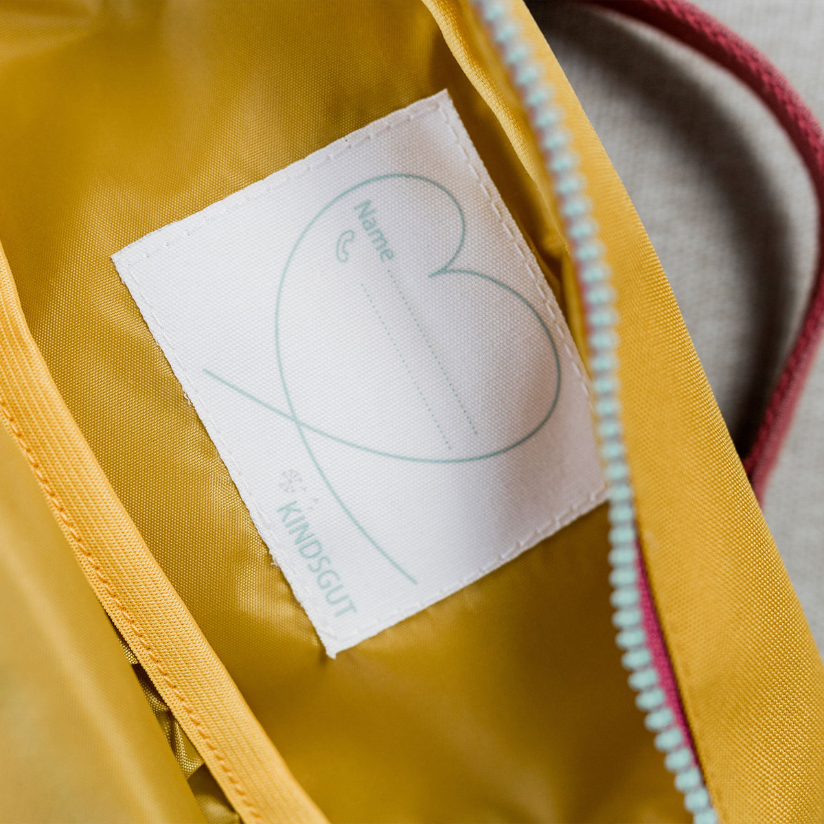 Kinderrucksack aus recycelten PET-Flaschen Mini Senf von Kindsgut – Anwendungsbild 4