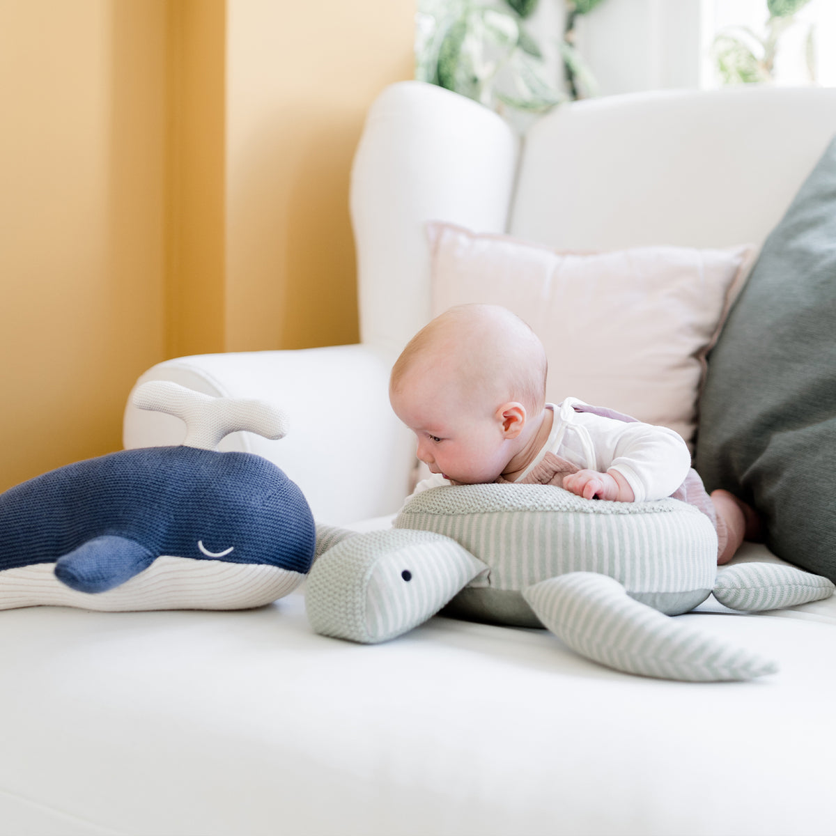 Kuscheltier für Babys Wal von Kindsgut – Anwendungsbild 3