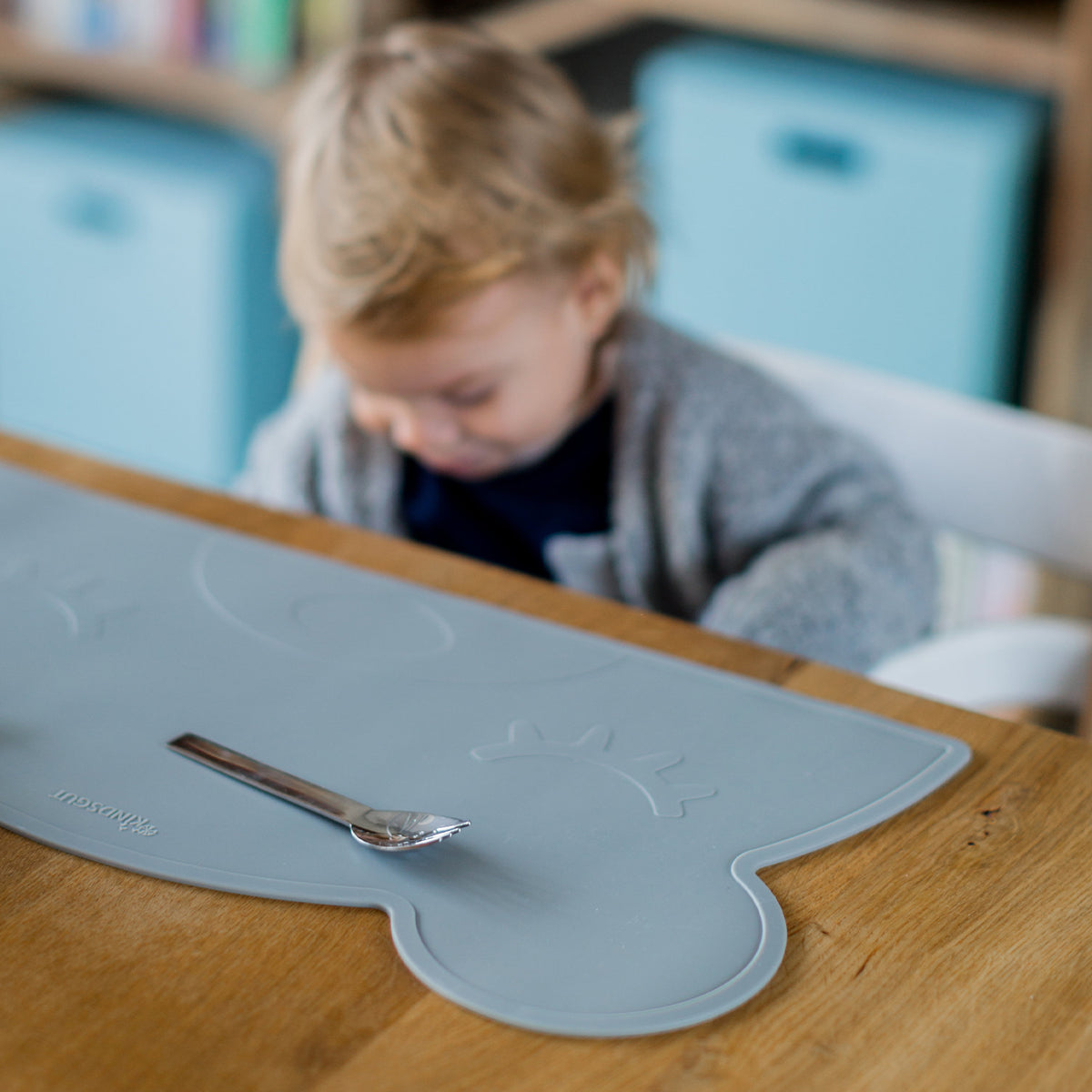 Silikon-Platzset Bär für Kinder Dunkelgrau von Kindsgut – Anwendungsbild 3