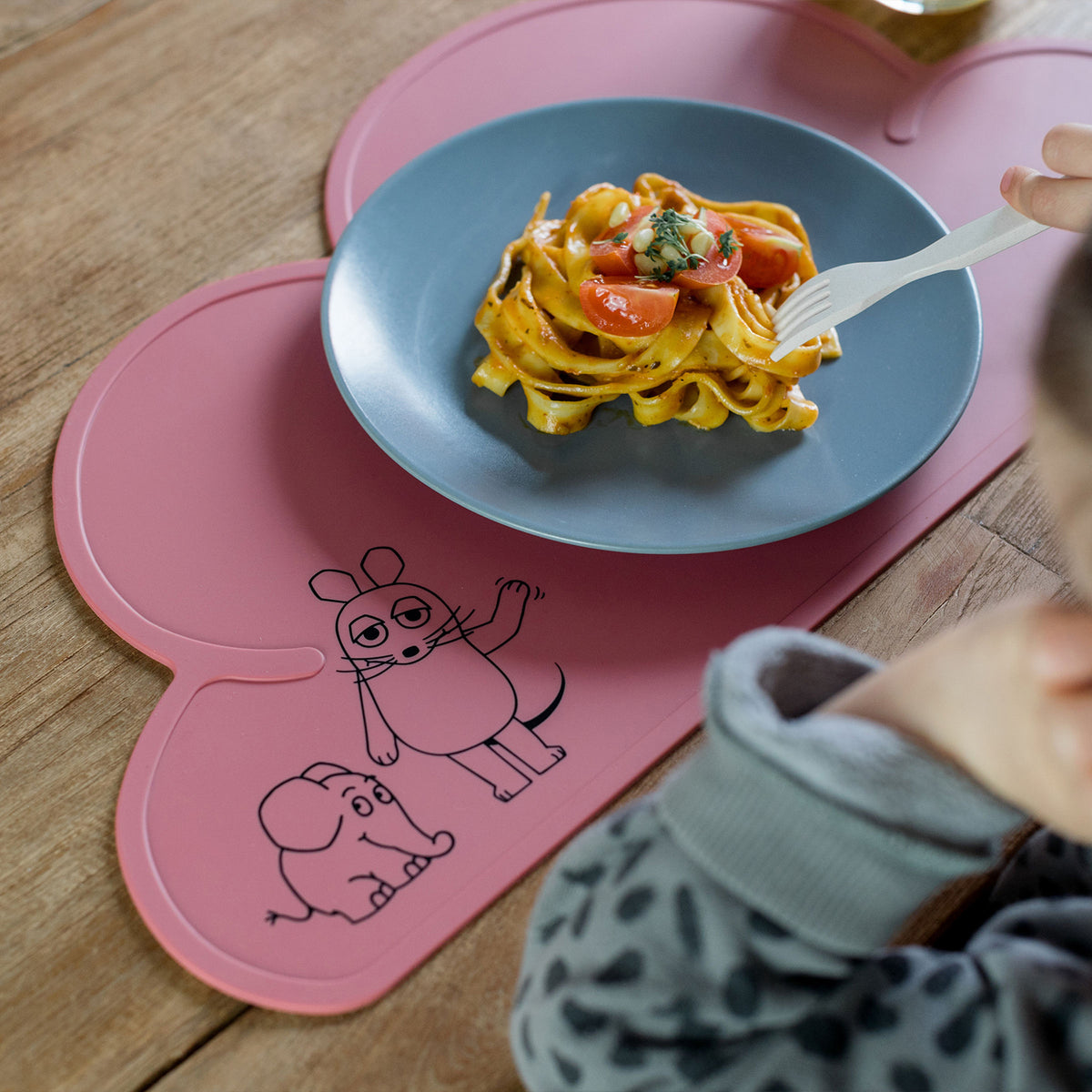 Platzdeckchen Die Maus und der Elefant Altrosa von Kindsgut – Anwendungsbild 4
