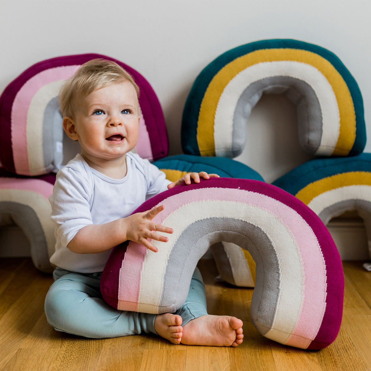 Regenbogenkissen für Kinder Alma von Kindsgut – Anwendungsbild 2