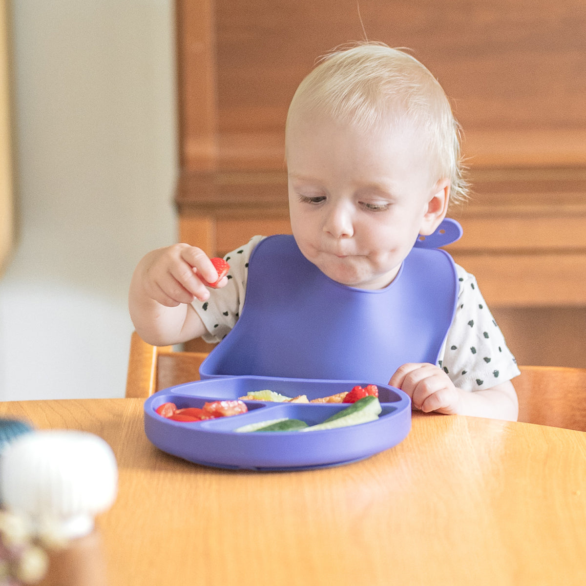 Silikonlätzchen mit Auffangschale Lila von Kindsgut – Anwendungsbild 2