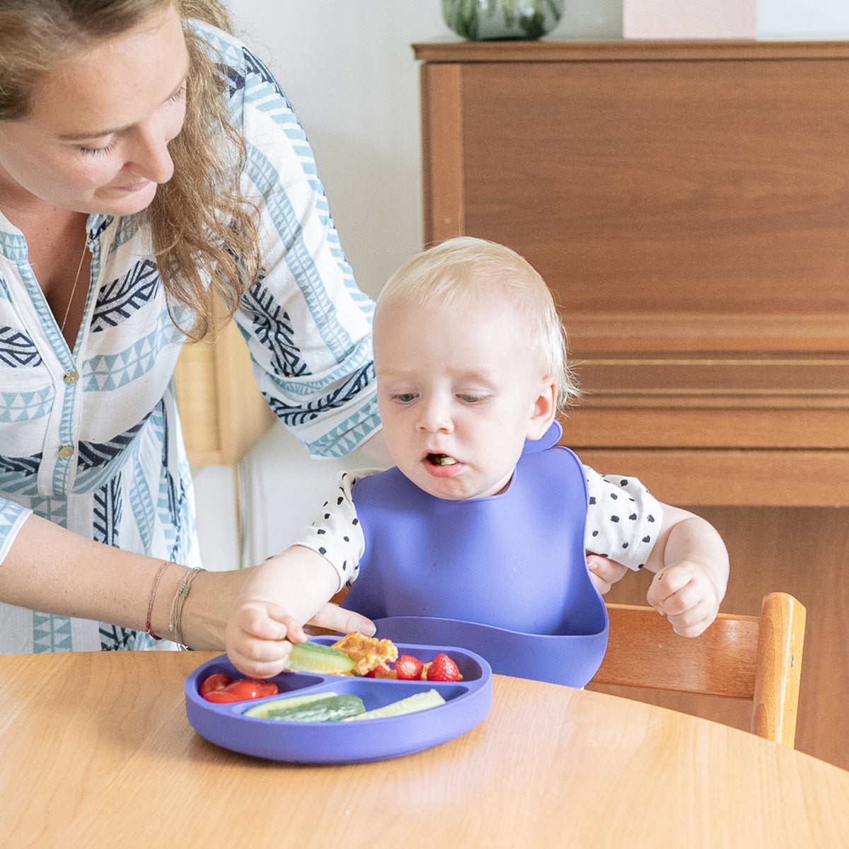 Silikonlätzchen mit Auffangschale Lila von Kindsgut – Anwendungsbild 3
