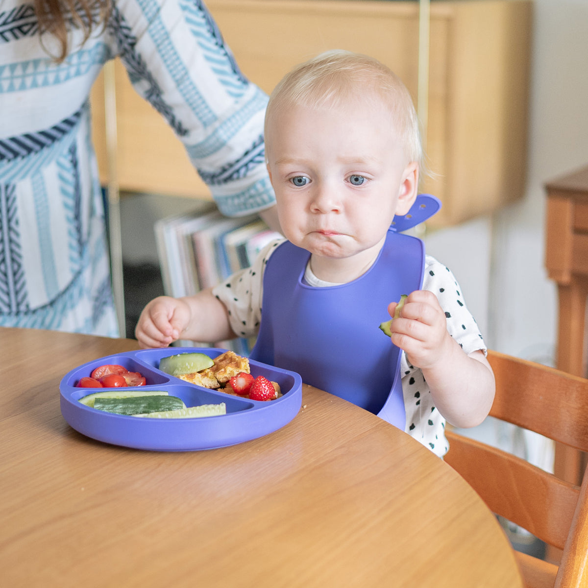Silikonlätzchen mit Auffangschale Lila von Kindsgut – Anwendungsbild 4
