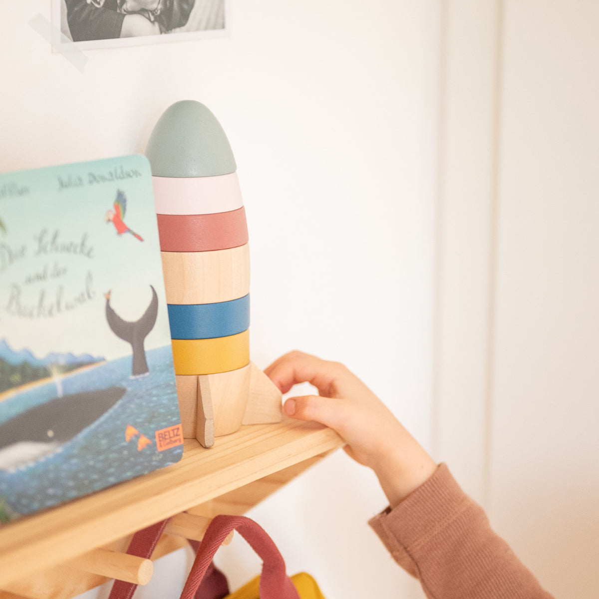 Stapelturm Rakete aus Holz von Kindsgut – Anwendungsbild 4