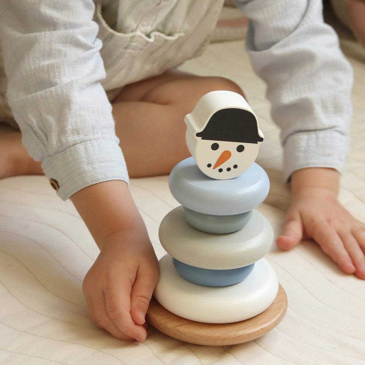 Stapelturm Weihnachten aus Holz Schneemann von Kindsgut – Anwendungsbild 2