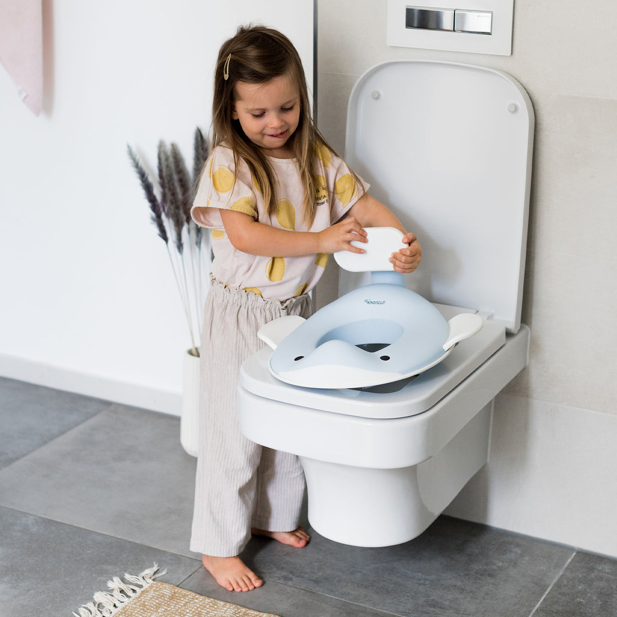 Toilettensitz für Kinder Wal Hellblau von Kindsgut – Anwendungsbild 2