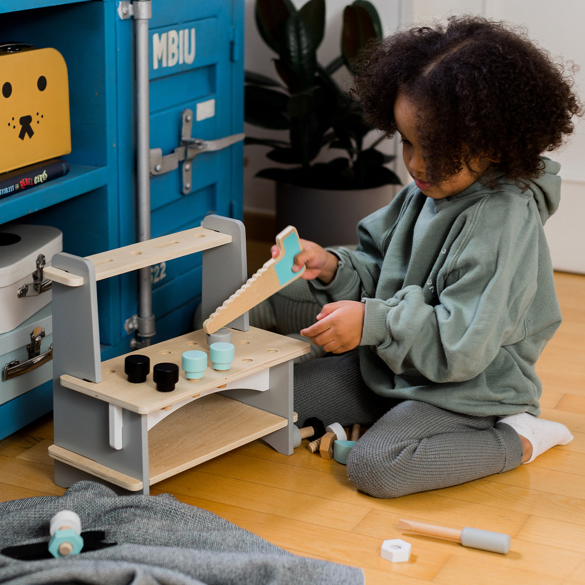 Kinderwerkbank aus Holz 25-teilig von Kindsgut – Anwendungsbild 2