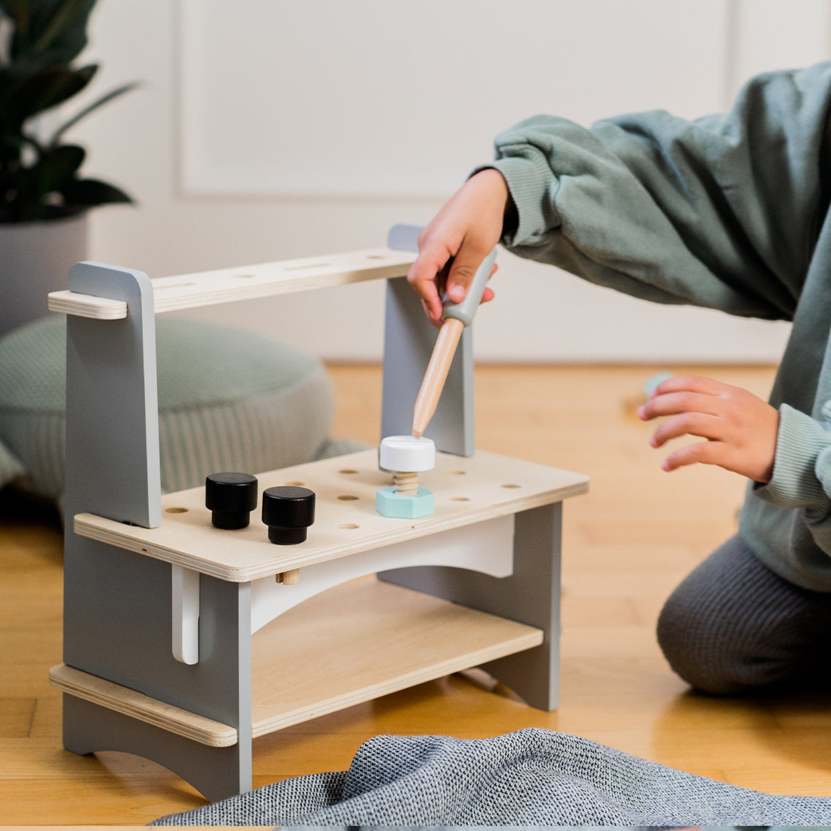 Kinderwerkbank aus Holz 25-teilig von Kindsgut – Anwendungsbild 4