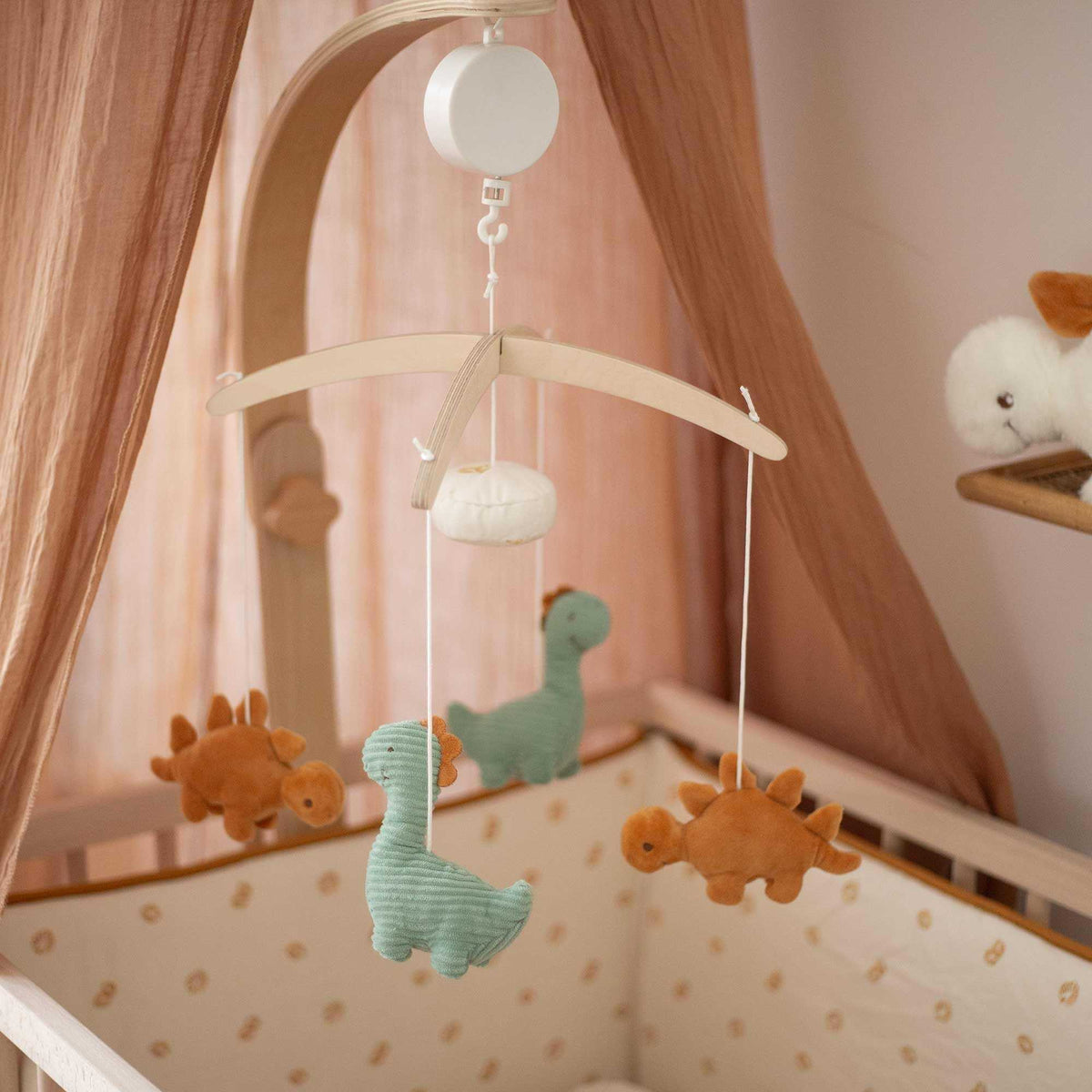 Musikmobile Diplododo mit Dinosauriern in einem gemütlichen Kinderzimmer