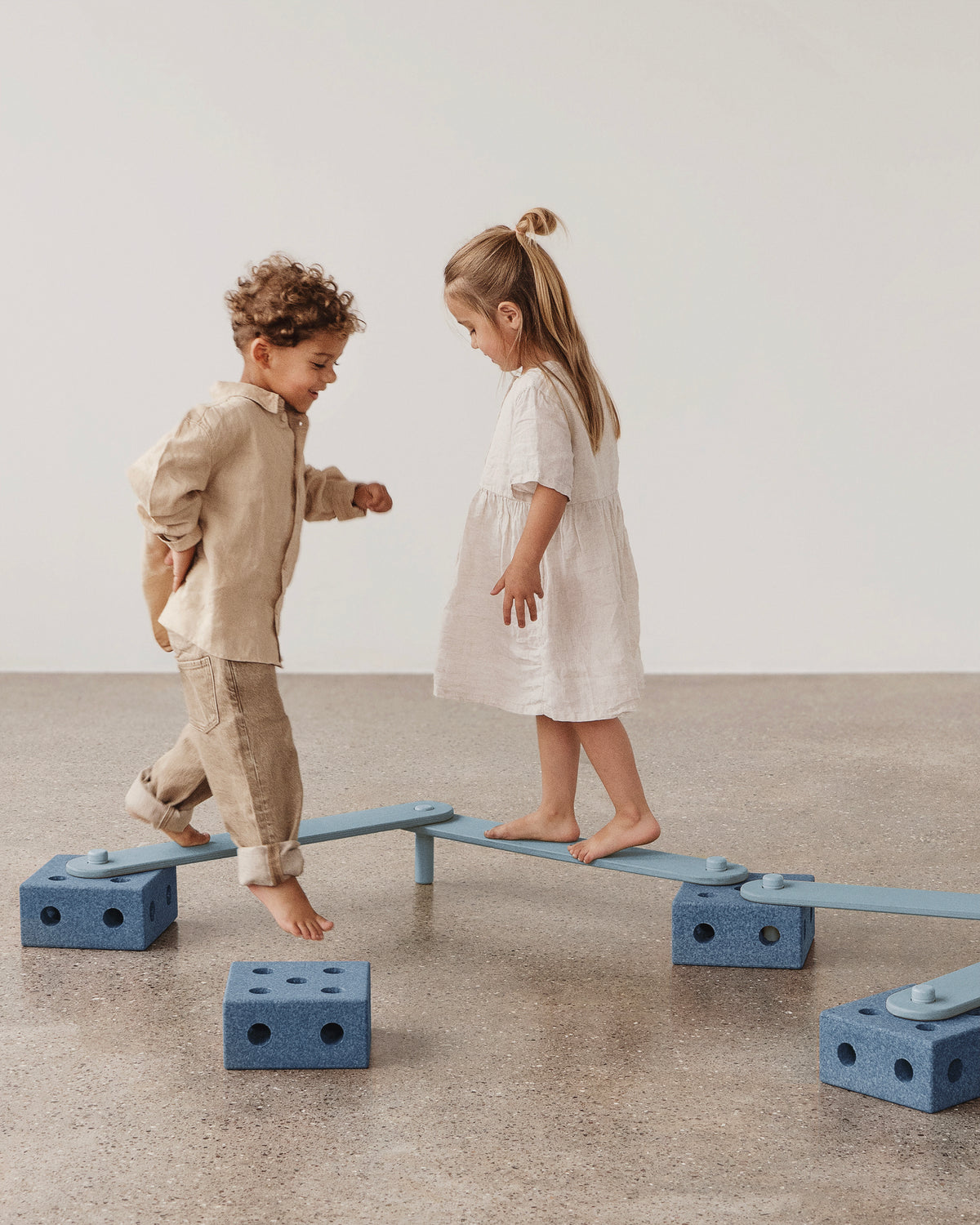 MODU Balance Track: Balancierstrecke aus Holzbalken und Schaumstoffblöcken, Blue, Ansicht 2