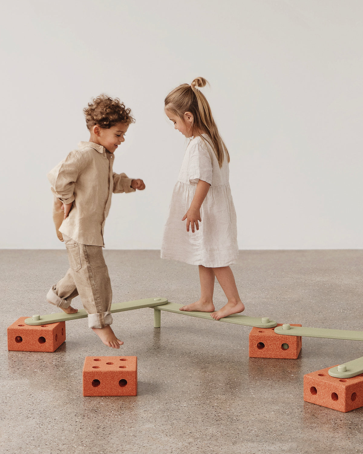 MODU Balance Track: Balancierstrecke aus Holzbalken und Schaumstoffblöcken, Orange, Ansicht 2
