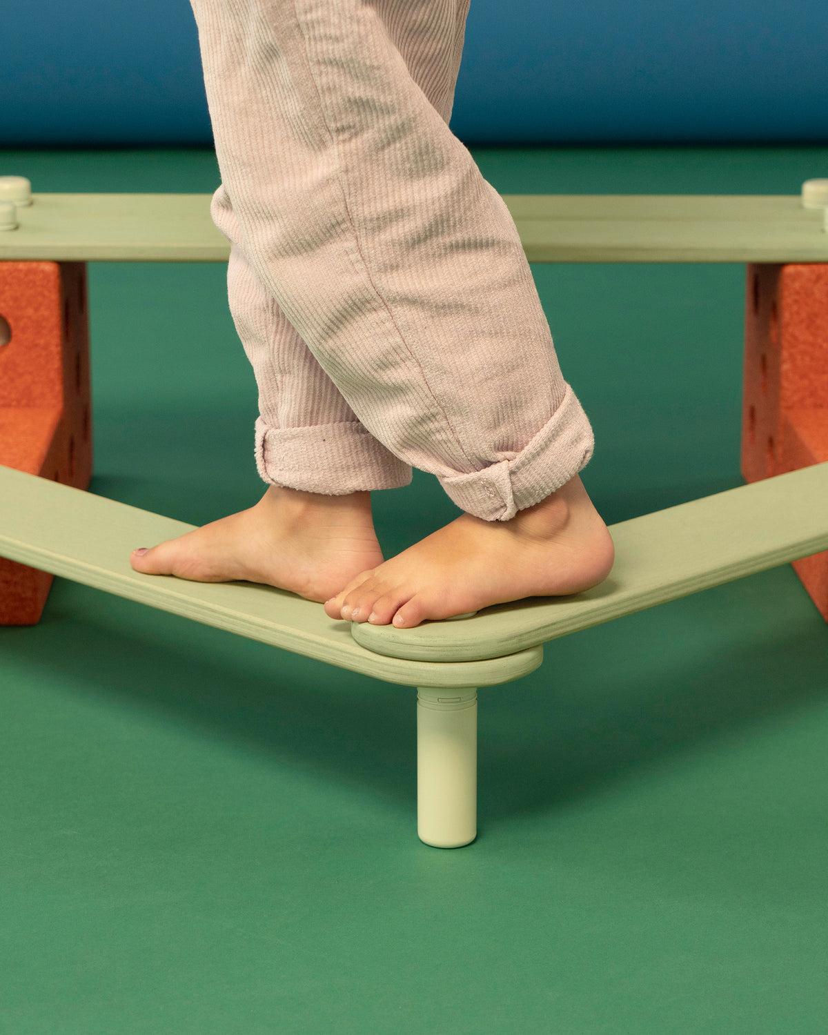 MODU Balance Track: Balancierstrecke aus Holzbalken und Schaumstoffblöcken, Orange, Ansicht 4